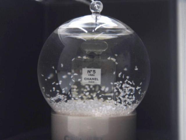 シャネル ノベルティ N°5 ロー ミニスノードーム L'EAU 香水瓶 ストラップ付き CHANEL BEAUTE【正規品】 < ブランド  シャネル ノベルティ N°5 ロー ミニスノードーム L'EAU 香水瓶 ストラップ付き CHANEL BEAUTE【正規品】 < ブランドの