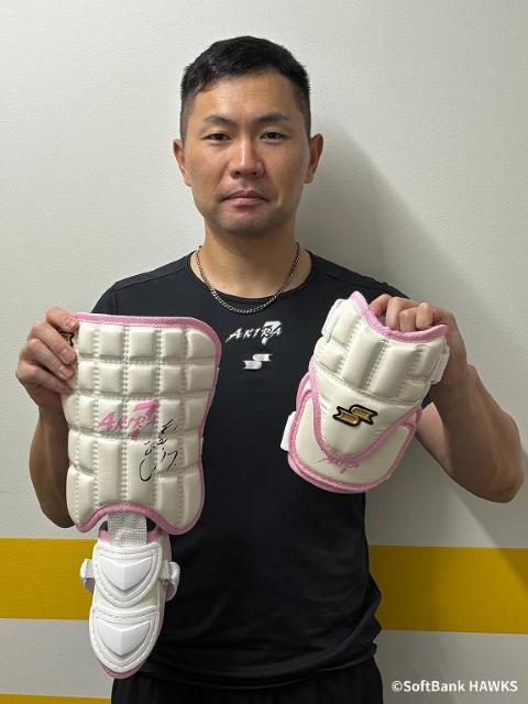 福岡ソフトバンクホークス】中村 晃選手 直筆サイン入りエルボーガード