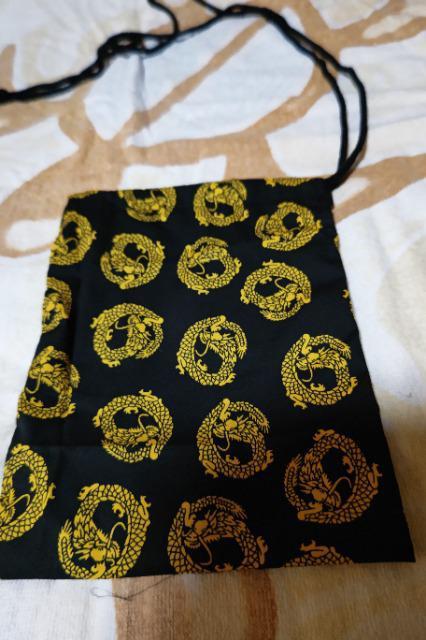 ★処分品★新品=黒×黄色丸龍和柄ナナメ掛巾着袋 < キッズ/ベビー  ★処分品★新品=黒×黄色丸龍和柄ナナメ掛巾着袋  < キッズ/ベビーの