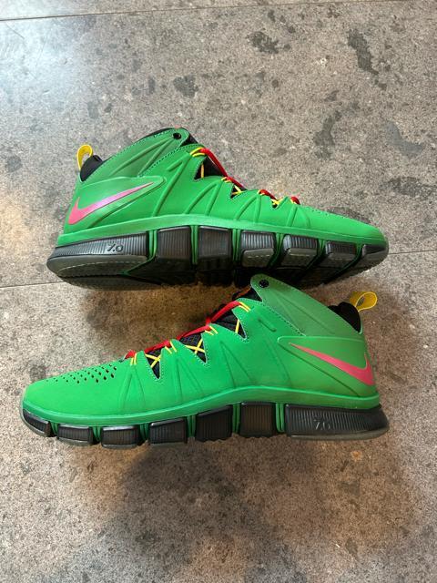 【超限定・箱無し】ナイキ ズーム ハイパーフューズ 2013 KUMBAカラー < 男性ファッション  【超限定・箱無し】ナイキ ズーム ハイパーフューズ 2013 KUMBAカラー < 男性ファッションの