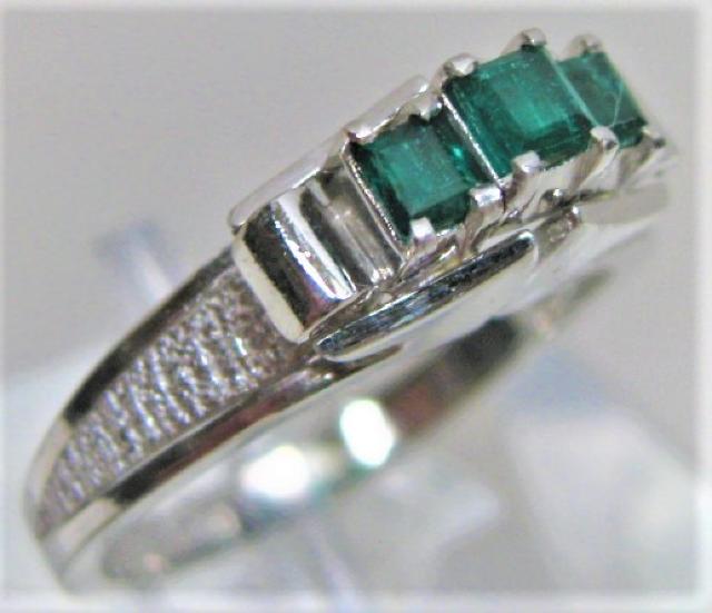 Pt900 プラチナ リング 指輪 エメラルド 0.37ct b < 女性アクセサリー/時計  Pt900 プラチナ リング 指輪 エメラルド 0.37ct b < 女性アクセサリー/時計の