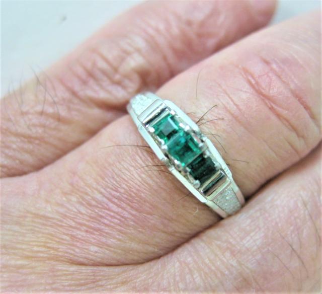 Pt900 プラチナ リング 指輪 エメラルド 0.37ct b < 女性アクセサリー/時計  Pt900 プラチナ リング 指輪 エメラルド 0.37ct b < 女性アクセサリー/時計の