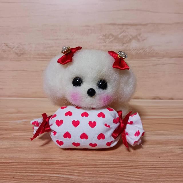 可愛い羊毛フェルト マルチーズ風子犬マスコット ハートキャンディ付き ハンドメイド置物 < ペット/手芸/園芸 可愛い羊毛フェルト マルチーズ風子犬マスコット ハートキャンディ付き ハンドメイド置物 < ペット/手芸/園芸の