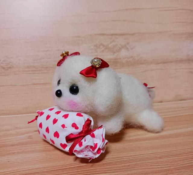 可愛い羊毛フェルト マルチーズ風子犬マスコット ハートキャンディ付き ハンドメイド置物 < ペット/手芸/園芸 可愛い羊毛フェルト マルチーズ風子犬マスコット ハートキャンディ付き ハンドメイド置物 < ペット/手芸/園芸の