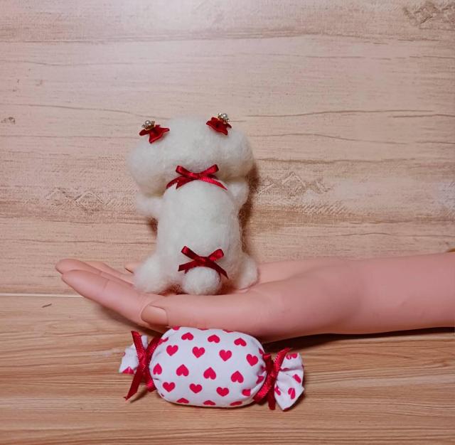 可愛い羊毛フェルト マルチーズ風子犬マスコット ハートキャンディ付き ハンドメイド置物 < ペット/手芸/園芸 可愛い羊毛フェルト マルチーズ風子犬マスコット ハートキャンディ付き ハンドメイド置物 < ペット/手芸/園芸の