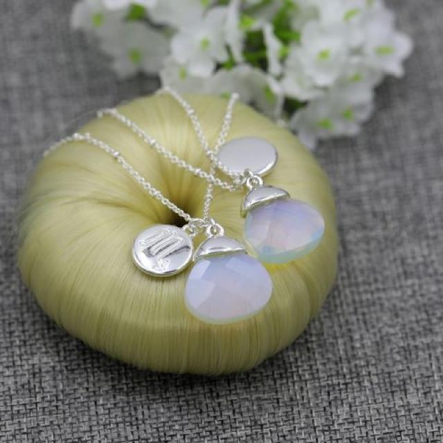 新品・箱入AVONアンティーク調 蠍座オーロラストーンネックレス < 女性アクセサリー/時計  新品・箱入AVONアンティーク調 蠍座オーロラストーンネックレス < 女性アクセサリー/時計の