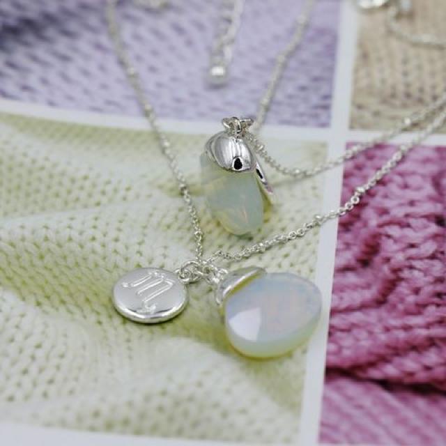 新品・箱入AVONアンティーク調 蠍座オーロラストーンネックレス < 女性アクセサリー/時計  新品・箱入AVONアンティーク調 蠍座オーロラストーンネックレス < 女性アクセサリー/時計の