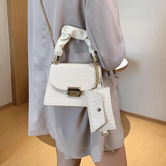 送料無料 新品 クロコ型押しショルダーバッグ ポーチ付き < 女性ファッション  送料無料 新品 クロコ型押しショルダーバッグ ポーチ付き < 女性ファッションの