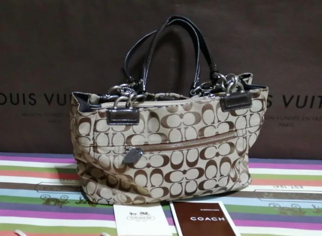 正規品美品未使用に近い程美品コーチトートバッグシグネチャーキャンバス底鋲付素敵大活躍通勤多彩収納力コーチバッグ上品実用 < ブランド 正規品美品未使用に近い程美品コーチトートバッグシグネチャーキャンバス底鋲付素敵大活躍通勤多彩収納力コーチバッグ上品実用 < ブランドの