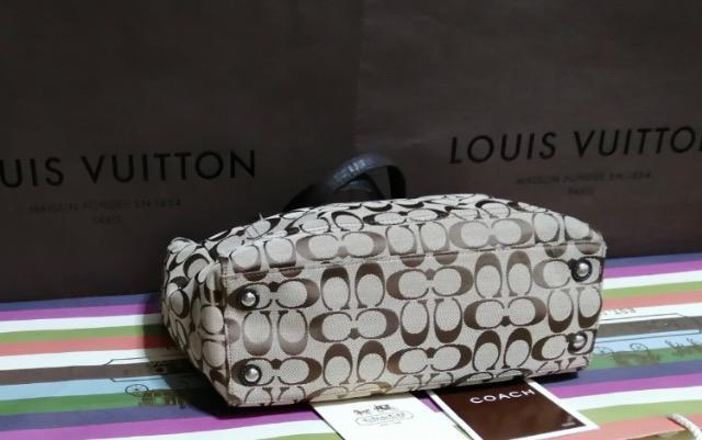 正規品美品未使用に近い程美品コーチトートバッグシグネチャーキャンバス底鋲付素敵大活躍通勤多彩収納力コーチバッグ上品実用 < ブランド 正規品美品未使用に近い程美品コーチトートバッグシグネチャーキャンバス底鋲付素敵大活躍通勤多彩収納力コーチバッグ上品実用 < ブランドの