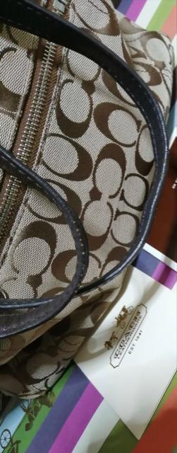 正規品美品未使用に近い程美品コーチトートバッグシグネチャーキャンバス底鋲付素敵大活躍通勤多彩収納力コーチバッグ上品実用 < ブランド 正規品美品未使用に近い程美品コーチトートバッグシグネチャーキャンバス底鋲付素敵大活躍通勤多彩収納力コーチバッグ上品実用 < ブランドの