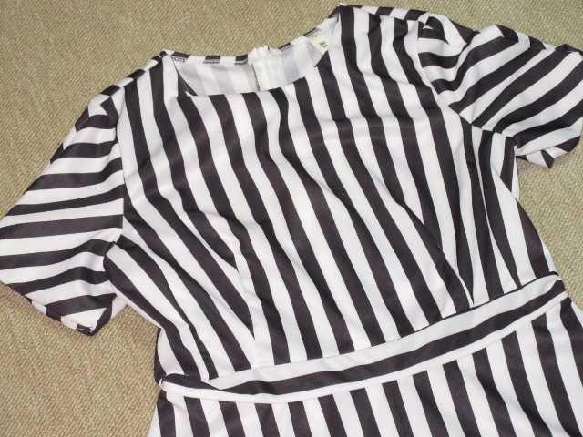 ストライプ模様*半袖フレアワンピース(モノトーン)個性的 < 女性ファッション  ストライプ模様*半袖フレアワンピース(モノトーン)個性的 < 女性ファッションの