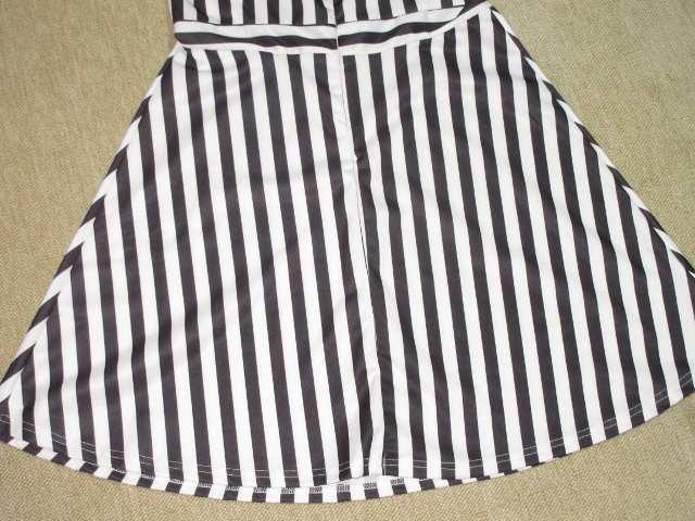 ストライプ模様*半袖フレアワンピース(モノトーン)個性的 < 女性ファッション  ストライプ模様*半袖フレアワンピース(モノトーン)個性的 < 女性ファッションの