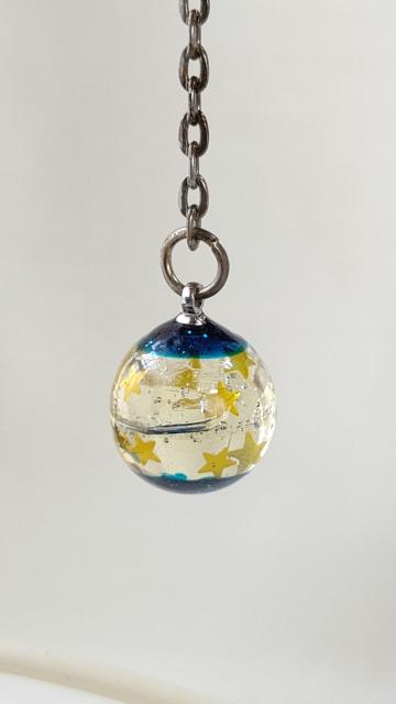 星が輝く水色の球体レジンのイヤホンジャック  ハンドメイド < 女性ファッション  星が輝く水色の球体レジンのイヤホンジャック  ハンドメイド  < 女性ファッションの