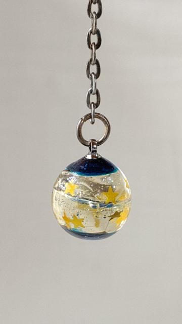 星が輝く水色の球体レジンのイヤホンジャック  ハンドメイド < 女性ファッション  星が輝く水色の球体レジンのイヤホンジャック  ハンドメイド < 女性ファッションの