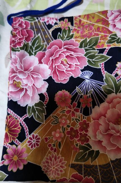 ★処分品★紺×牡丹大扇子和柄ナナメ掛巾着袋 < キッズ/ベビー  ★処分品★紺×牡丹大扇子和柄ナナメ掛巾着袋 < キッズ/ベビーの