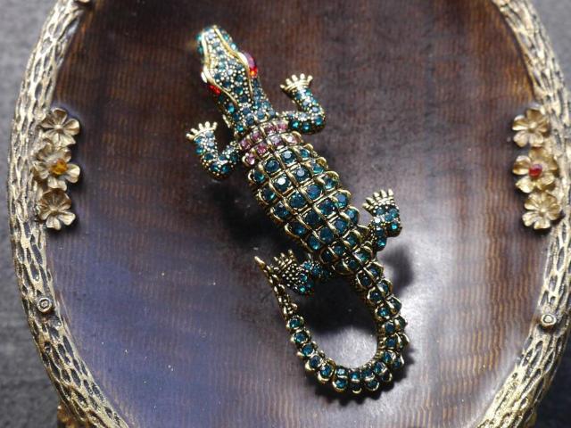 新品アンティーク調ワニ鰐さんストーンブローチ ペンダントトップにも < 女性アクセサリー/時計 新品アンティーク調ワニ鰐さんストーンブローチ ペンダントトップにも < 女性アクセサリー/時計の