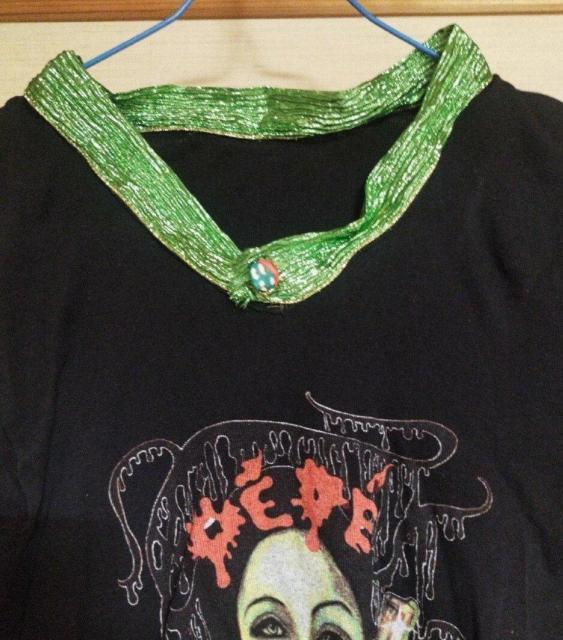 エマ・マフィーユ・パリ 黒長袖フィットTシャツ メタリックグリーン衿リメイク < 女性ファッション  エマ・マフィーユ・パリ 黒長袖フィットTシャツ メタリックグリーン衿リメイク < 女性ファッションの