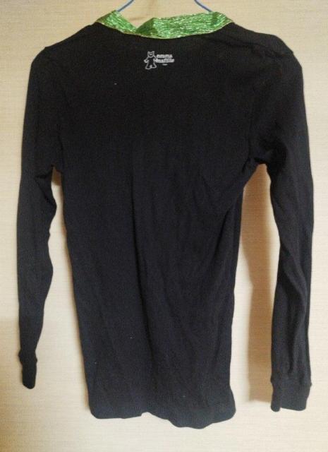 エマ・マフィーユ・パリ 黒長袖フィットTシャツ メタリックグリーン衿リメイク < 女性ファッション  エマ・マフィーユ・パリ 黒長袖フィットTシャツ メタリックグリーン衿リメイク < 女性ファッションの