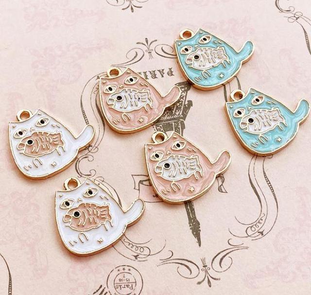 大切そうに魚を抱えた猫のチャーム6個セット < ペット/手芸/園芸 大切そうに魚を抱えた猫のチャーム6個セット < ペット/手芸/園芸の