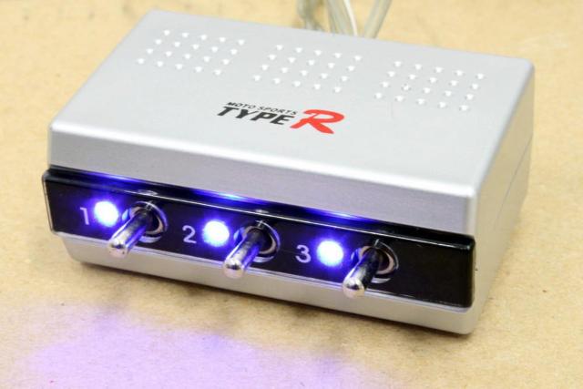 トグルスイッチ 3連 12V シルバー 銀色 シガーソケット < 自動車/バイク トグルスイッチ 3連 12V シルバー 銀色 シガーソケット < 自動車/バイク