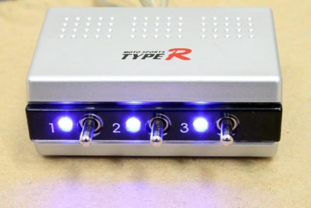 トグルスイッチ 3連 12V シルバー 銀色 シガーソケット < 自動車/バイク トグルスイッチ 3連 12V シルバー 銀色 シガーソケット < 自動車/バイク