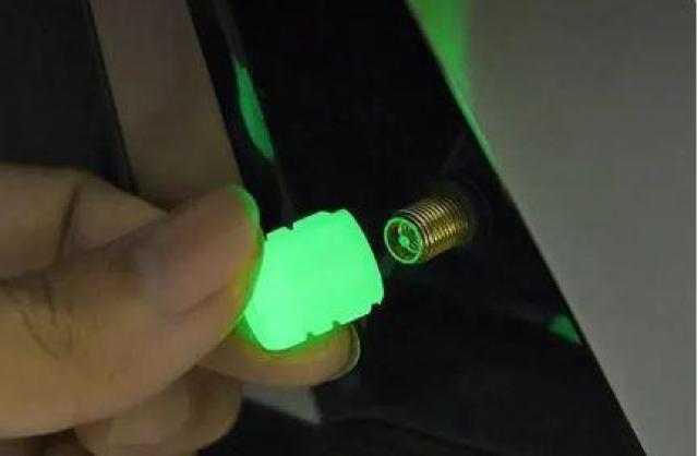 送料無料 未使用品 4個セット バルブキャップ 蛍光 ブルー < 自動車/バイク 送料無料 未使用品 4個セット バルブキャップ 蛍光 ブルー < 自動車/バイク