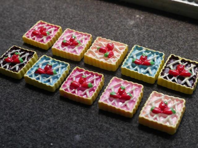 プラパーツ 手芸・アクセサリーパーツ 苺タルト 10個セット < 香水/コスメ/ネイル プラパーツ 手芸・アクセサリーパーツ 苺タルト 10個セット < 香水/コスメ/ネイルの