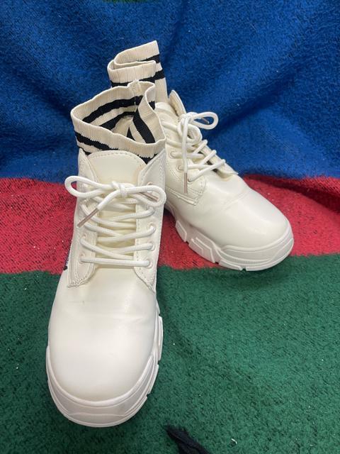 �z���C�g ����n�C�J�b�g�X�j�[�J�[ ���f�B�[�X �T�C�Y4�i��23�`23.5cm�j �{�����[���\�[��  �� �����t�@�b�V������ 