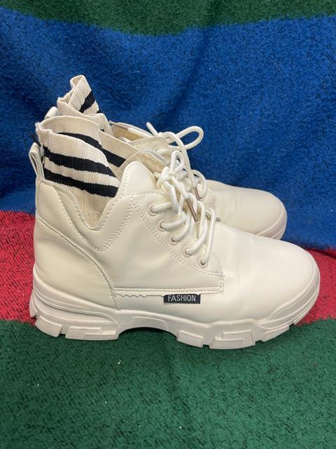 �z���C�g ����n�C�J�b�g�X�j�[�J�[ ���f�B�[�X �T�C�Y4�i��23�`23.5cm�j �{�����[���\�[�� �� �����t�@�b�V������ 