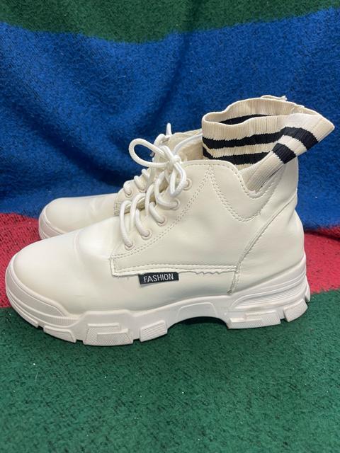 �z���C�g ����n�C�J�b�g�X�j�[�J�[ ���f�B�[�X �T�C�Y4�i��23�`23.5cm�j �{�����[���\�[�� �� �����t�@�b�V������ 