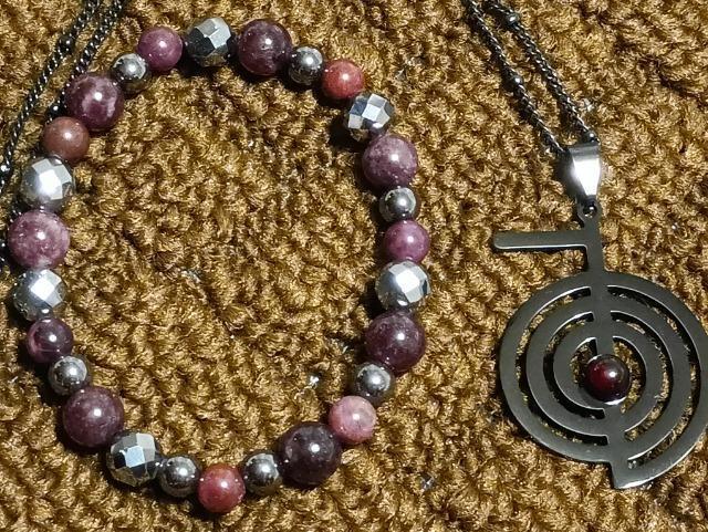 �p���[�̌����i�ɂāB��_����ł��B�u�G�l���M�[�o�����X�𐮂��ėǂ��������Ăэ��ށB�v�l�b�N���X�ƃu���X�ł��B  �� �����A�N�Z�T���[/���v�� 