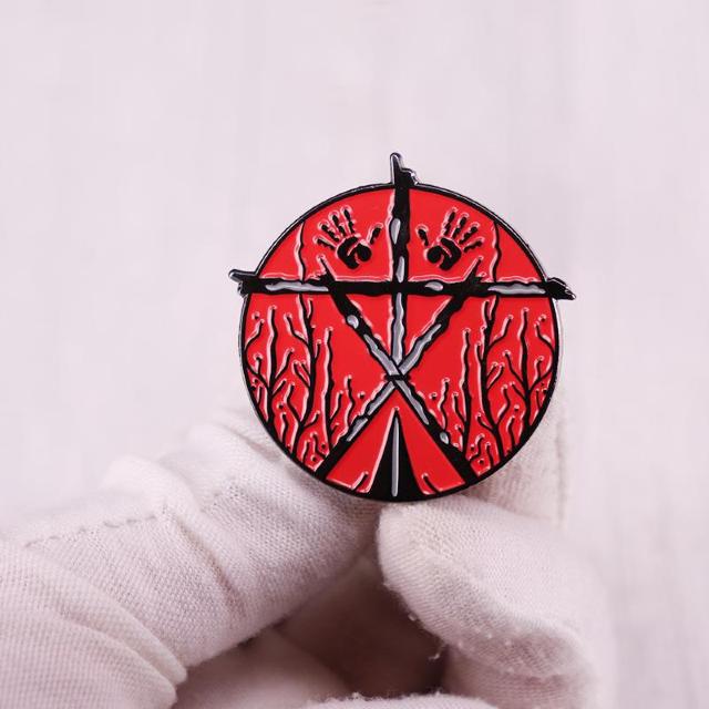 新品 ブレア・ウィッチ・プロジェクト ピンブローチ < 男性アクセサリー/時計  新品 ブレア・ウィッチ・プロジェクト ピンブローチ < 男性アクセサリー/時計の