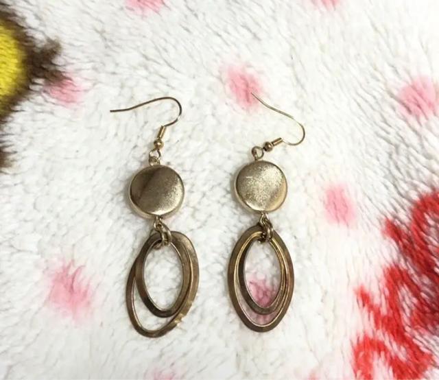 新品未使用 可愛い上品ゴールドピアス < 女性アクセサリー/時計  新品未使用 可愛い上品ゴールドピアス  < 女性アクセサリー/時計の