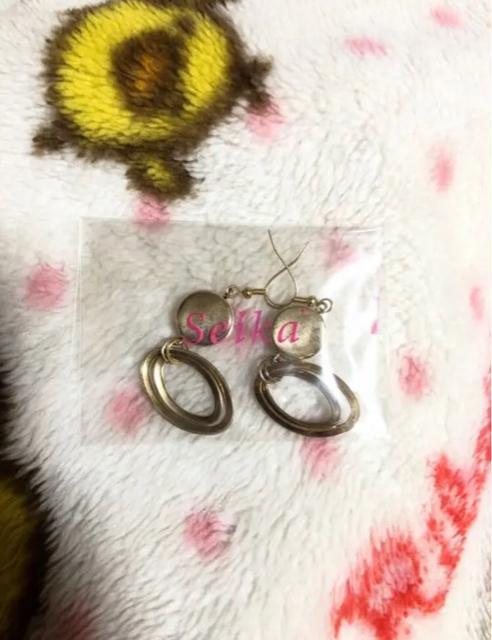 新品未使用 可愛い上品ゴールドピアス < 女性アクセサリー/時計  新品未使用 可愛い上品ゴールドピアス < 女性アクセサリー/時計の