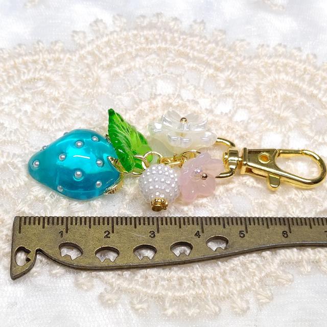 ハンドメイド☆キーホルダー☆半分苺☆クリア水色 < 女性ファッション  ハンドメイド☆キーホルダー☆半分苺☆クリア水色 < 女性ファッションの