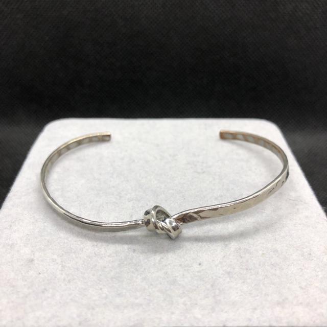 即決 結び ブレスレット シルバーカラー < 女性アクセサリー/時計 即決 結び ブレスレット シルバーカラー < 女性アクセサリー/時計の