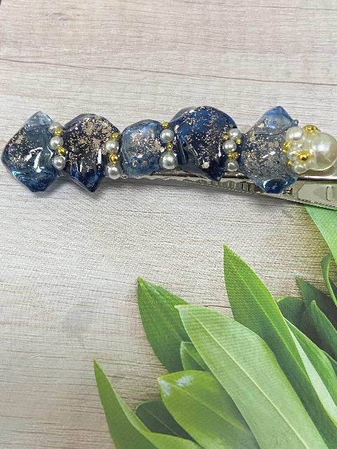 ハンドメイド レジンで作った鉱石とパールビーズのヘアクリップ ネイビー < 女性ファッション  ハンドメイド レジンで作った鉱石とパールビーズのヘアクリップ ネイビー < 女性ファッションの