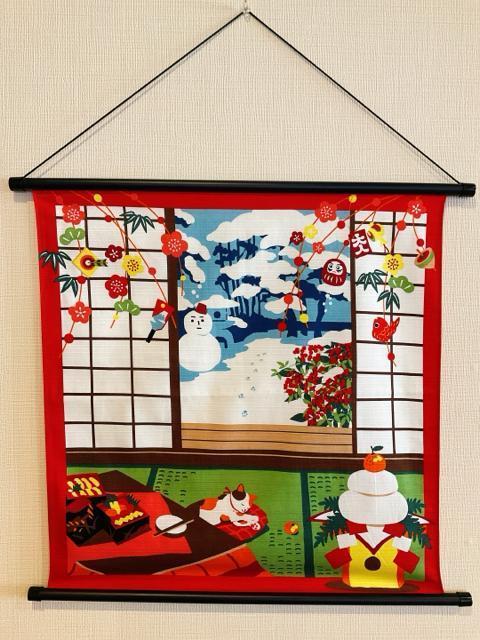 新品未使用品 お正月壁飾り【1月 みけの初夢】軸付きタペストリー 猫タペストリー 三毛猫 迎春 鏡餅 こたつ 猫好き 日本製 < インテリア/ライフ  新品未使用品 お正月壁飾り【1月 みけの初夢】軸付きタペストリー 猫タペストリー 三毛猫 迎春 鏡餅 こたつ 猫好き 日本製 < インテリア/ライフの