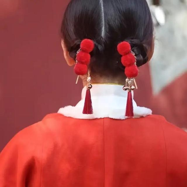 超お買い得690円★2個セット、赤いシュガーコーティングされたボール装飾と長いタッセルヘアクリップ、中国風  < 女性アクセサリー/時計  超お買い得690円★2個セット、赤いシュガーコーティングされたボール装飾と長いタッセルヘアクリップ、中国風  < 女性アクセサリー/時計の