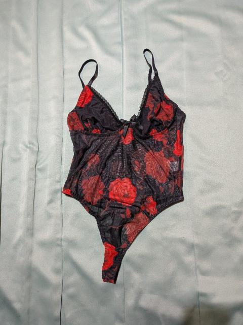 W1085  高級品特売   ブラック&レッドの花柄ボディースーツ    L < 女性ファッション  W1085  高級品特売   ブラック&レッドの花柄ボディースーツ    L  < 女性ファッションの