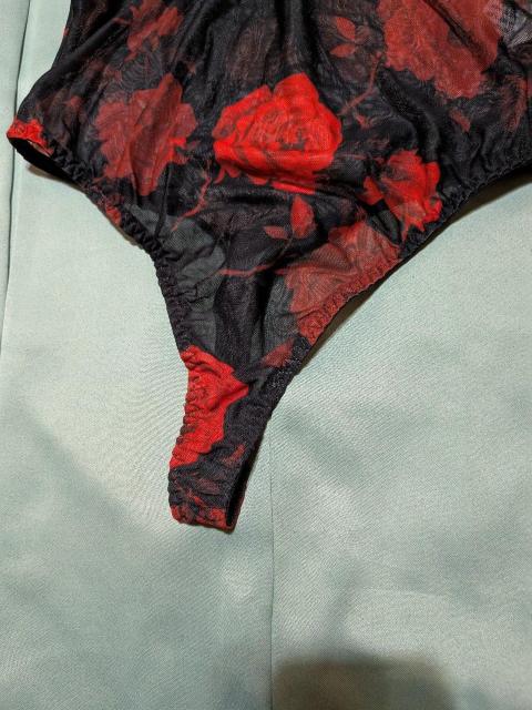 W1085  高級品特売   ブラック&レッドの花柄ボディースーツ    L < 女性ファッション  W1085  高級品特売   ブラック&レッドの花柄ボディースーツ    L < 女性ファッションの