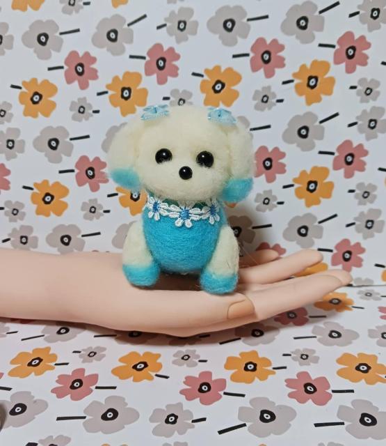 羊毛フェルトのスカイ色の服を着た可愛いマルチーズ 餌付き < ペット/手芸/園芸 羊毛フェルトのスカイ色の服を着た可愛いマルチーズ 餌付き < ペット/手芸/園芸の