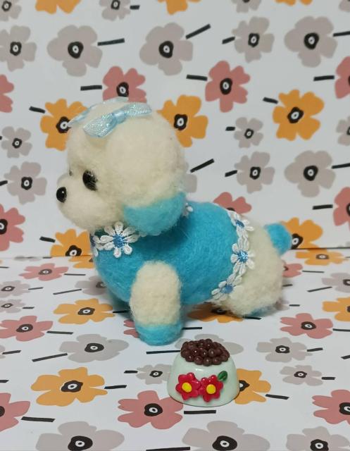 羊毛フェルトのスカイ色の服を着た可愛いマルチーズ 餌付き < ペット/手芸/園芸 羊毛フェルトのスカイ色の服を着た可愛いマルチーズ 餌付き < ペット/手芸/園芸の