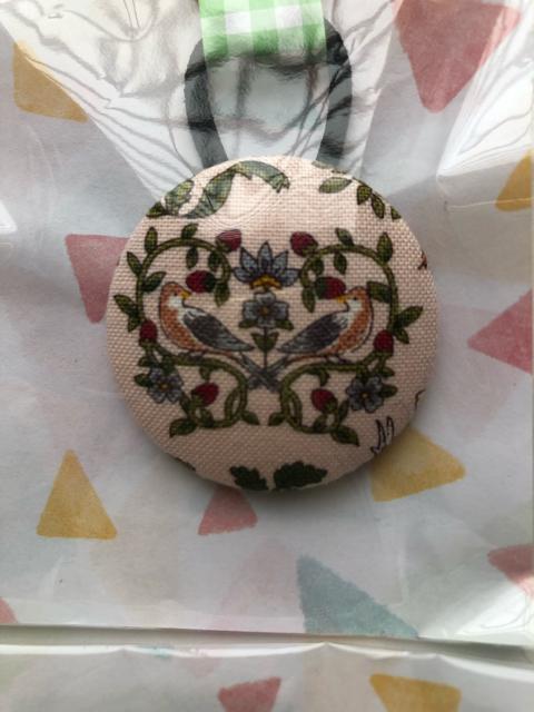 ハンドメイド ヘアゴム 特大 くるみボタン 小鳥と小鳥とリスとうさぎと♪ < 女性ファッション  ハンドメイド ヘアゴム 特大 くるみボタン 小鳥と小鳥とリスとうさぎと♪ < 女性ファッションの