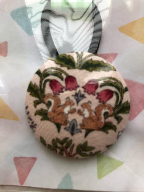 ハンドメイド ヘアゴム 特大 くるみボタン 小鳥と小鳥とリスとうさぎと♪ < 女性ファッション  ハンドメイド ヘアゴム 特大 くるみボタン 小鳥と小鳥とリスとうさぎと♪ < 女性ファッションの