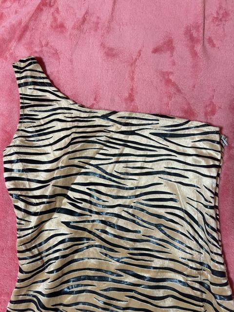 ベージュ トラ柄 ワンショルダーミニワンピース 新品未使用 < 女性ファッション ベージュ トラ柄 ワンショルダーミニワンピース 新品未使用 < 女性ファッションの