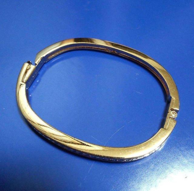 SWAROVSKI ゴールド クリスタル バングル、美品 < ブランド SWAROVSKI ゴールド クリスタル バングル、美品 < ブランドの