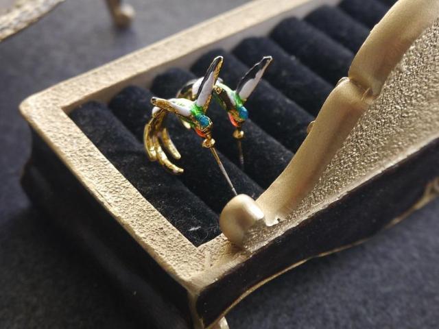 新品 アンティーク調 鳥さんピアス < 女性アクセサリー/時計 新品 アンティーク調 鳥さんピアス < 女性アクセサリー/時計の