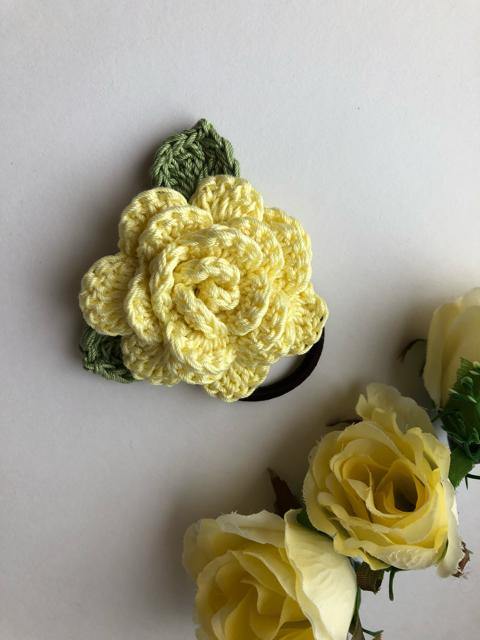 ハンドメイド ヘアゴム ブローチ レース糸で編んだ薔薇♪ レモン < 女性ファッション  ハンドメイド ヘアゴム ブローチ レース糸で編んだ薔薇♪ レモン < 女性ファッションの